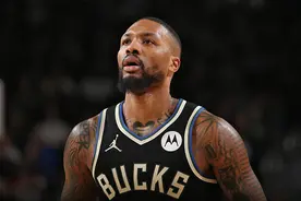 NBA｜利拉德成为“20000分先生” 雄鹿工作人员收好比赛用球图片