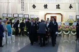 东江纵队老战士潘江伟离世，粤港澳三地工会在告别仪式送花圈图片