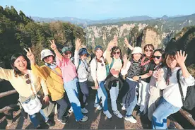 韩国游客青睐张家界图片