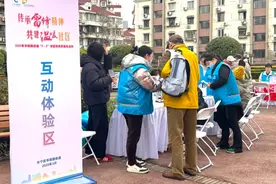 近百个便民服务摊位“空降”中山公园，华阳街道举办“3・5”学雷锋活动图片