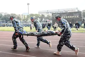 急救教育融入教学，新生比武演绎生命守护战图片