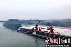四川境内长江上游最大深水港散杂货码头试运行图片