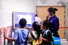 看海南非遗、重温红色记忆 近百名游客体验海南环岛旅游公路新玩法图片