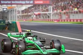 F1上海站第二个比赛日，观众玩起人浪图片
