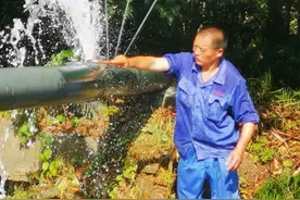 水管爆裂水柱冲天，金山自来水公司冒暑抢修图片