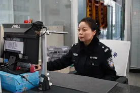 从窗口民警到“全省三八红旗手” 从警21年 成都女警何均燕百炼成钢成为户政专家图片