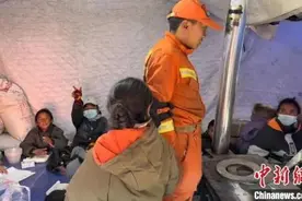 西藏消防员化身暖心“大哥哥” 用爱陪伴震区孩童图片