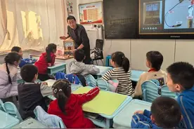 山师附小2023级4班家长进课堂：趣味水果电池，点亮科学之光图片