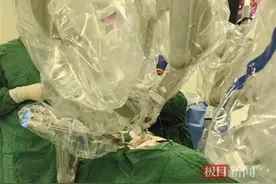 医生1小时微创切除男子肾上腺肿瘤，湖北省首例机器人单孔“三免”手术在协和医院实施图片
