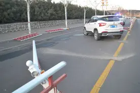 【平安春运 交警同行】司机走神撞护栏 所幸系了安全带图片