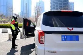 济南持续严查禁停路段违法停车图片