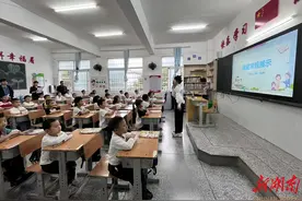 这个“00后”教师有点儿忙图片
