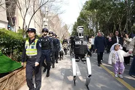 显眼包劝你不要当赏樱显眼包图片