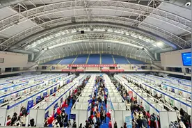 华中科技大学：2024届毕业生春季首场大型双选会举行 提供岗位超7000个图片