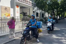 外卖小哥为老人上门送餐，“您准时吃上热饭我就高兴！”图片