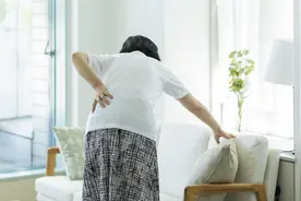 绝经后腰酸背痛、脊柱弯曲，快带妈妈测测骨密度图片