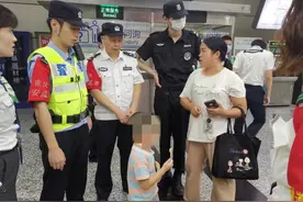 4岁男孩商场走失 竟自己走上轨道2号线在车厢内睡着了图片