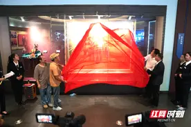 陈小川、刘建华献画袁隆平纪念馆图片