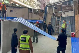 违建小作坊散发刺鼻异味，街道牵头对其依法拆除，还小区居民一片清净家园图片