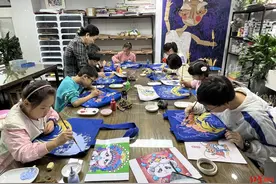 一群小学生秀出大运“显眼包”：稚嫩画笔描出传承与创新图片