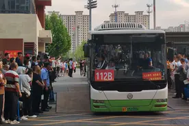 高考落幕，衡水中学教职工拉横幅送别毕业生，家长自制锦旗感谢老师图片