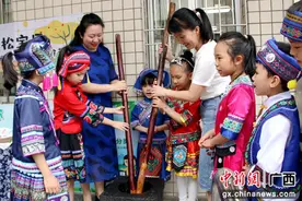 广西桂林市榕湖小学举行“迎五一 民族团结美食”活动图片