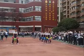 莲湖区庆安小学举办教工“毛毛虫”趣味比赛图片
