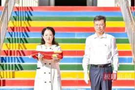 曾在天安门前升过的五星红旗，穿越1143公里飘到汉阳树下图片