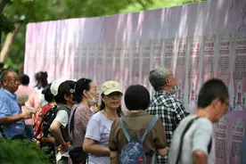 七夕千佛山相亲会火爆开场，高温不挡相亲热潮图片