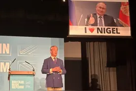 英国一政党领导人正演讲，背后突现“普京”图片