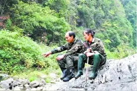 护林夫妻在山林苍翠间共护一片青绿图片
