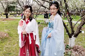 校园樱花绽放引游客踏青赏玩打卡图片