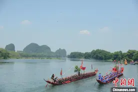漓江上扒龙船：千年习俗走龙亲祈丰年图片