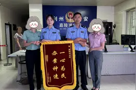 男子金店试戴价值上万金项链拔腿就跑 被抓时已转卖：沉迷网络赌博欠债，已刑拘图片