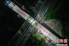 成达万高铁左进沟跨开梁高速大桥连续现浇梁合龙图片