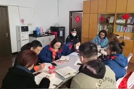 楼道乱堆物问题如何解？他们开启“地毯式清理”→图片