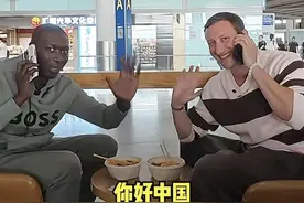 国际网红“无语哥”落地北京开启中国行，现身故宫并打卡潘家园，现场观众：他在扇子上写了“你好中国”图片