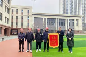 紫荆山南路小学：锦旗飘扬，校企情谊深植校园图片