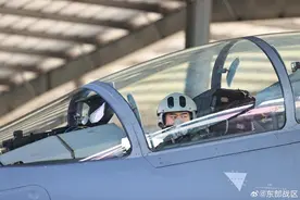 云天穿针！东部战区空军航空兵开展空中加油训练图片