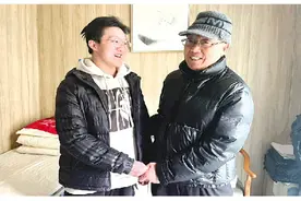 桂林17岁男孩坚持十年到养老院当志愿者图片