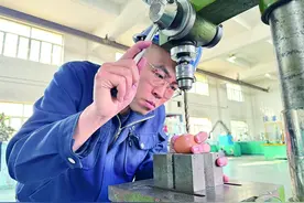 鸡蛋钻孔膜不破！西宁“90”后铁路小哥亮绝活图片