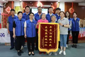 榨果汁、做漆扇，“90后”志愿者陪敬老院“90后”爷爷奶奶度过美好一天图片