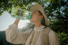 青岛啤酒博物馆x吨吨BOTTLED JOY联名水杯“吸啤笑脸”，热度十足！图片