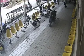 揭阳监狱民警路遇男子晕倒抽搐，跪地施救！10分钟化险为夷图片