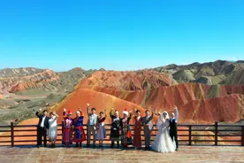 家国同庆 见证幸福｜“集体婚礼”圈粉万名青年 中式浪漫家国同庆图片