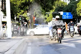 福州一路段雨水井冒热气，工作人员回应：温差所致图片