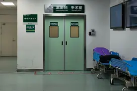 武汉外卖员用AED救助的老人暂时脱离生命危险，家属哽咽道谢：感谢你能及时伸出援手图片