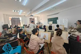 花甲“读书郎”——辽宁“银发”开学季扫描图片