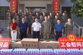 高温慰问到一线 情系职工送清凉图片
