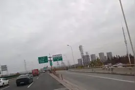 车挡风玻璃被砸裂，三环线路面碎石被清理了图片
